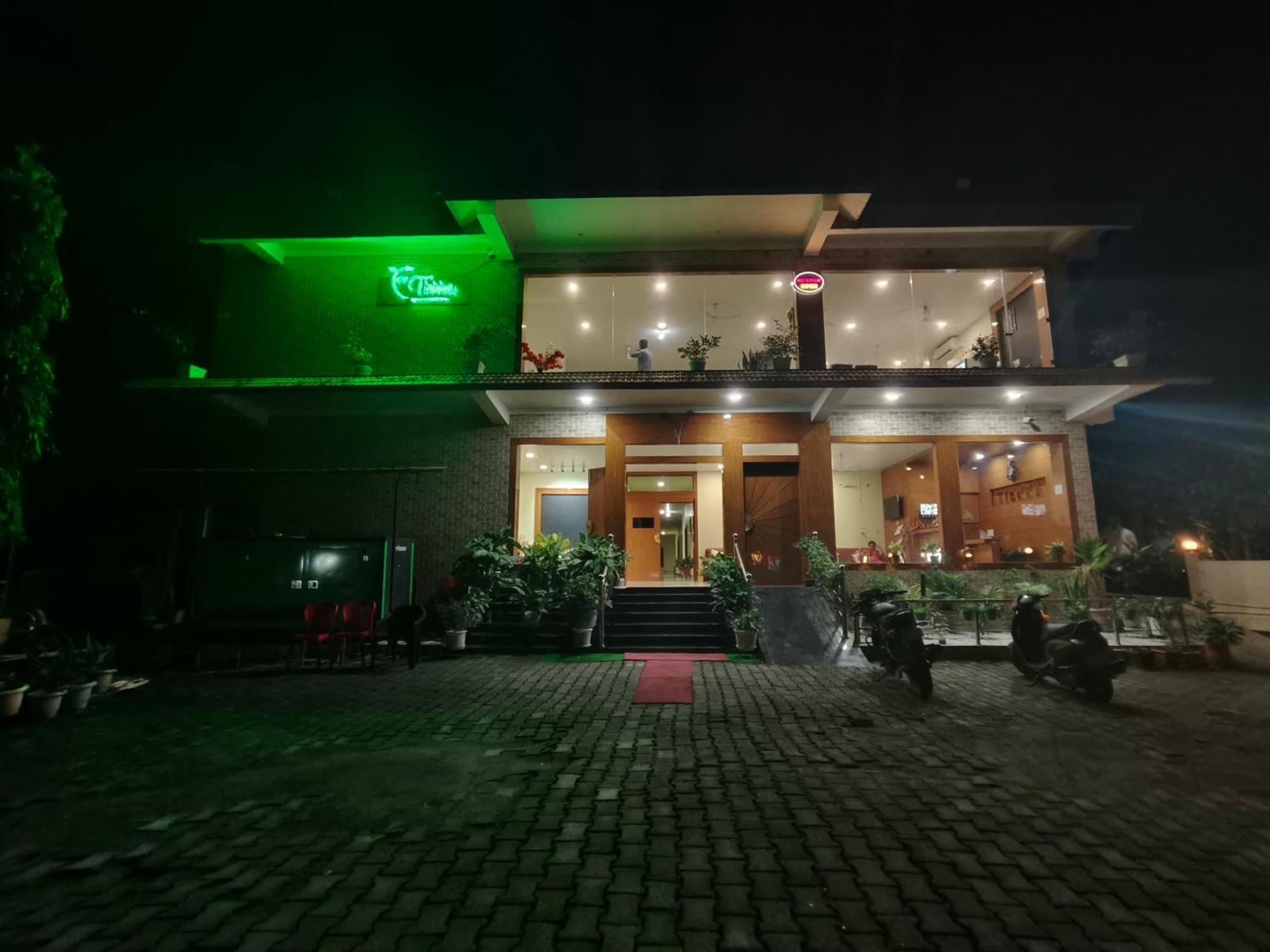 Tierra Hotel Cum Restaurant Казіранґа Екстер'єр фото