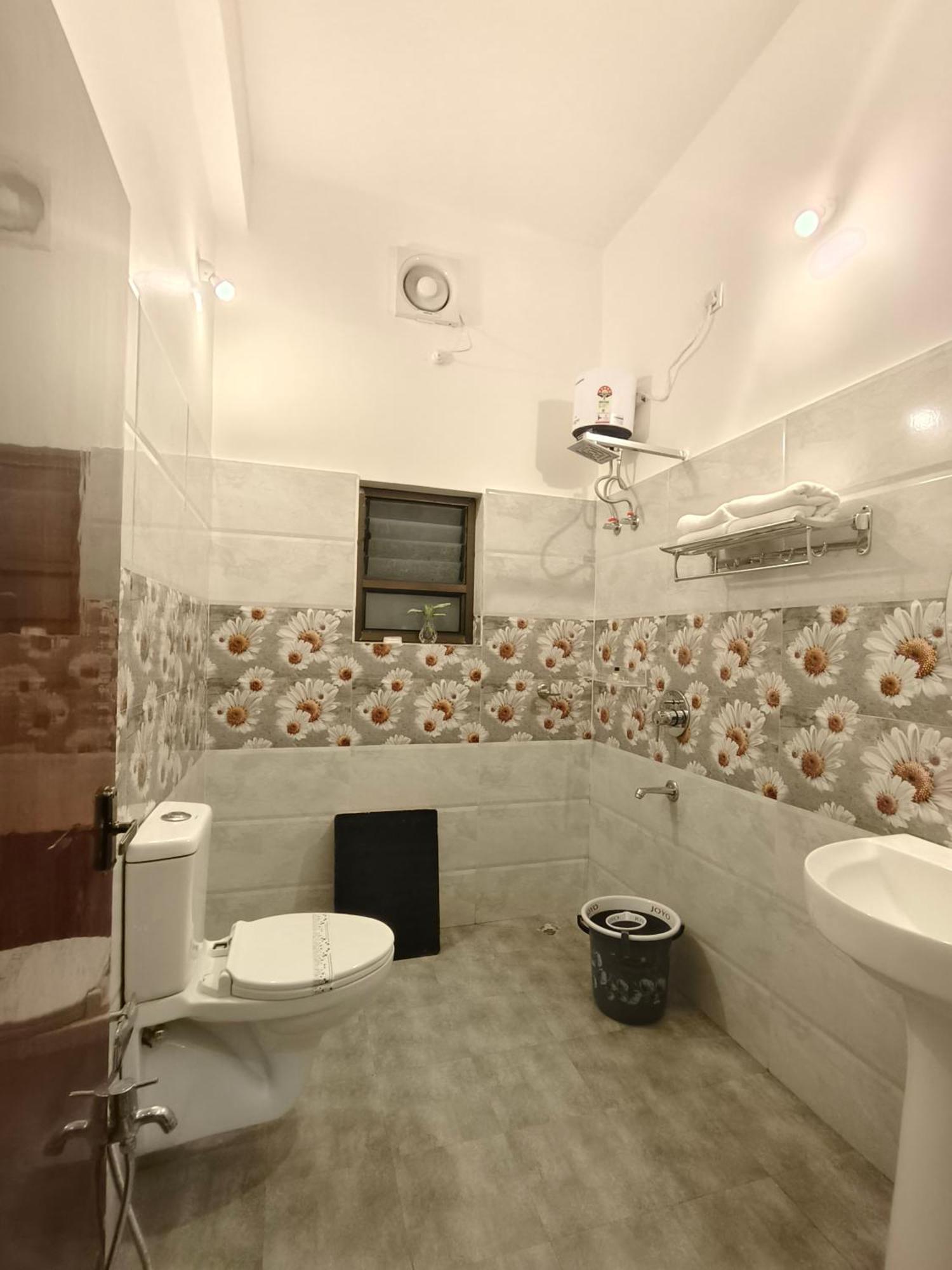 Tierra Hotel Cum Restaurant Казіранґа Екстер'єр фото